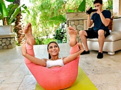 Bruinharig, Zoenen, Natuurlijke tieten, Buiten, Geschoren, Sportoefening, Tiener, Tieten likken