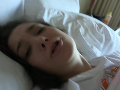 Leie, Blasen, Braunhaarige, Piercing, Muschi, Abendanzug, Scherzbold, Unter dem rock