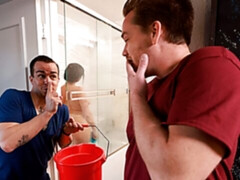 Salle de bains, Gros cul, Gros seins, Sucer une bite, Brunette brune, Attrapée, Léchez, Chatte