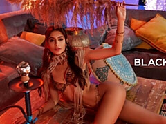 18 ans, Gros cul, Grosse bite, Gros seins, Brunette brune, En levrette, Interracial, Adolescente