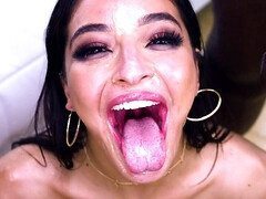 Grosse bite, Sucer une bite, Brunette brune, Éjaculer dans la bouche, Tir de sperme, Faciale, Interracial, Plan cul à trois