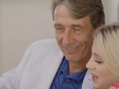 ブロンド, フェラチオ, 中出し, 手コキする, 小柄, ラフ, 剃毛, スカート