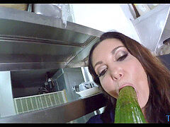 Betrug, Geile alte tussi, Küche, Milf, Strümpfe, Tittenfick