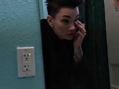 Tussi, Schönheit, Pummelig, Erotisch, Fingern, Lesbisch, Sauna, Tätowierung