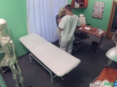 Leie, Grosse titten, Arzt, Hundestellung, Lecken, Büro, Muschi, Uniform