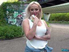 Gros seins, Britannique, Queue, En levrette, Faciale, De plein air, Public, Tatouage