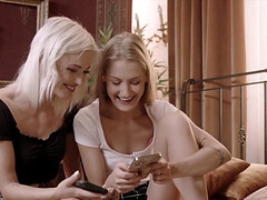 Blonde, Clito, Collège université, Doigter, Lesbienne, Petite femme, Adolescente, Nénés