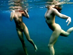 Braunhaarige, Fetisch, Lesbisch, Zierlich, Pool, Öffentlich, Rotschopf, Titten