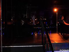 18 jaar, Rondborstig, Sperma, Handbeurt, Natuurlijke tieten, Klein, Tiener, Tieten likken