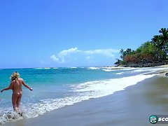 Bikini, Rubia, Morena, Tetona, Linda, Natural, Tetas naturales, Piscina