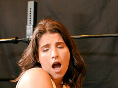 Beso negro, Tetas grandes, Morena, Corridas faciales, Penetracion con dedos, Lamidas, Perforación, Tatuaje