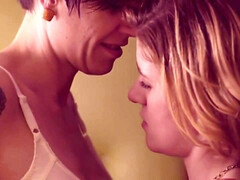 Gros seins, Blonde, Brunette brune, Groupe, Mature, Mamelons, Fête, Tatouage