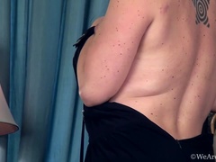 Braunhaarige, Behaart, Lingerie, Masturbation, Geschwollene nippel, Strümpfe, Tätowierung, Unter dem rock