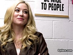 18 jahre, Blondine, Blasen, Familie, Würgen, Hardcore, Büro, Spion