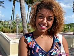 Grosse bite, Sucer une bite, Voiture, En levrette, Interracial, Seins naturels, Maigrichonne, Adolescente