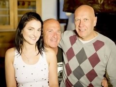 Arsch, Blasen, Braunhaarige, Doppelpenetration, Handjob, Rasiert, Jungendliche (18+), Titten