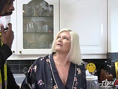 Blond, Pijpbeurt, Rondborstig, Oudere vrouw, Likken, Tepels, Kut duiken, Zuigen