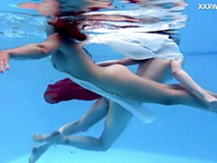 Gros seins, Brunette brune, Hd, Lesbienne, Petite femme, Piscine, Public, Russe