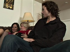 Anaal, Grote lul, Grote mammen, Biseksueel, Pijpbeurt, Handbeurt, Orgie, Trio