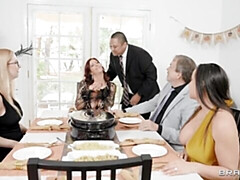 Grosser schwanz, Grosse titten, Blasen, Hundestellung, Frau frau mann, Milf, Muschi, Flotter dreier