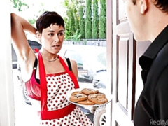 Gros cul, Grosse bite, Gros seins, Sucer une bite, Brunette brune, En levrette, Cheveux courts, Maigrichonne