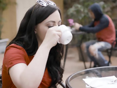 Brunette brune, Tir de sperme, Gorge profonde, Femme au foyer, Époux mari, Léchez, Seins naturels, Rugueux