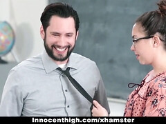 18 jaar, Bruinharig, Jonge meid, Universiteit, Sperma shot, Hd, Schoolmeisje, Tieten likken