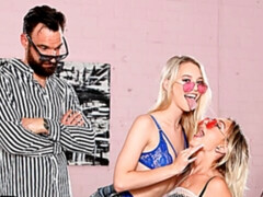 Blonde, Sucer une bite, En levrette, 2 femmes 1 homme, Lingerie, Rasée, Plan cul à trois, Nénés