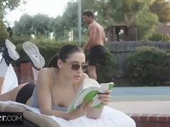 Sucer une bite, Brunette brune, En levrette, Branlette thaïlandaise, Embrassement, De plein air, Adolescente, Nénés