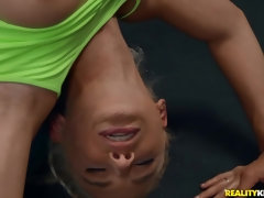 Arsch, Tussi, Blondine, Blasen, Fingern, Flexibel, Sporthalle, Titten