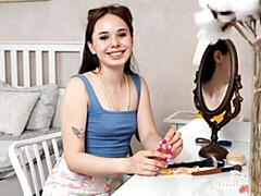 18 jaar, Enthousiasteling, Bruinharig, Vingeren, Mager, Alleen, Strippen, Tieten likken