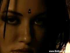 Easy-on-the-eyes siren's stripping smut