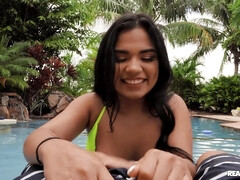 Cul, Cul à la bouche, Bikini, Sucer une bite, Interracial, Piscine, Cheveux courts, Mouillée