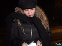 Cul, Gros seins, Tir de sperme, En levrette, Européenne, Fille latino, Public, Cheveux courts