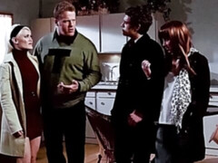 Gros cul, Gros seins, Sucer une bite, En levrette, 2 femmes 1 homme, Cuisine, Maigrichonne, Plan cul à trois