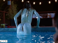 Brunette brune, Poilue, Lesbienne, Léchez, De plein air, Piscine, Chatte, Nénés