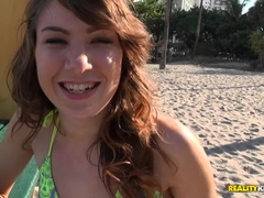 Leie, Bikini, Braunhaarige, Kehlenfick, Aufs gesicht abspritzen, Geschwollene nippel, Realität, Tätowierung