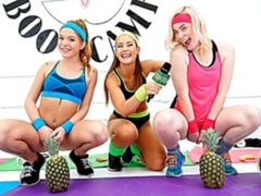 Leie, Grosse titten, Blasen, Braunhaarige, Hundestellung, Frau frau mann, Jungendliche (18+), Flotter dreier