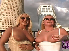 Любители, Эксгибиционист, Натуральные сиськи, На публике, Киски, Бритые, Сиськи, Под юбкой