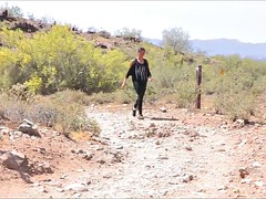 Tussi, Braunhaarige, Masturbation, Im freien, Tätowierung, Titten