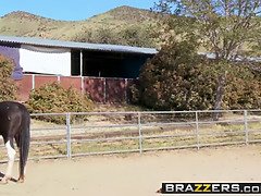 Gros cul, Grosse bite, Gros seins, Brunette brune, Femme couguar, Mère que j'aimerais baiser, Maman, Belle mère