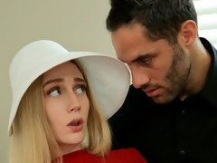 Blonde, Sucer une bite, En levrette, Branlette thaïlandaise, Embrassement, Rasée, Dénudage, Adolescente