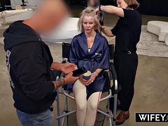 Grosse bite, Noire, Blonde, Sucer une bite, Éjaculation interne, Noir ébène, Interracial, Tatouage