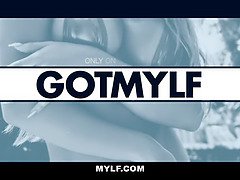 Gros seins, Sucer une bite, Brunette brune, Femme couguar, Queue, Hard, Hd, Suçant