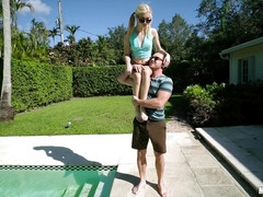 Grosser schwanz, Blondine, Blasen, Braunhaarige, Schwanz, Piercing, Pool, Titten