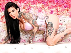 Leie, Grosse titten, Braunhaarige, Fingern, Masturbation, Solo, Entkleiden, Tätowierung