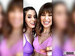 ベッドルーム, デカ尻, 指いじり, レズビアン, 下着, 剃毛, ストリッピング, ティーン