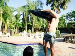 Brunette brune, Faciale, Interracial, Seins naturels, Piscine, Réalité, Rasée, Tatouage