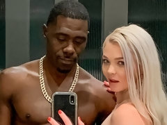 Noire, Blonde, Sucer une bite, En levrette, Branlette thaïlandaise, Hard, Interracial, Adolescente