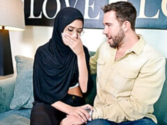 Grosser arsch, Blasen, Braunhaarige, Hundestellung, Brille, Behaart, Milf, Tätowierung